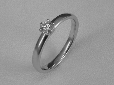 Verlobungsring aus 585 Weißgold mit einem Brillant von 0,20 ct W/Si, Größe 52. Stilvolles Design, ideal als Zeichen der Liebe und des Engagements, Hersteller Juwelier Harnisch.