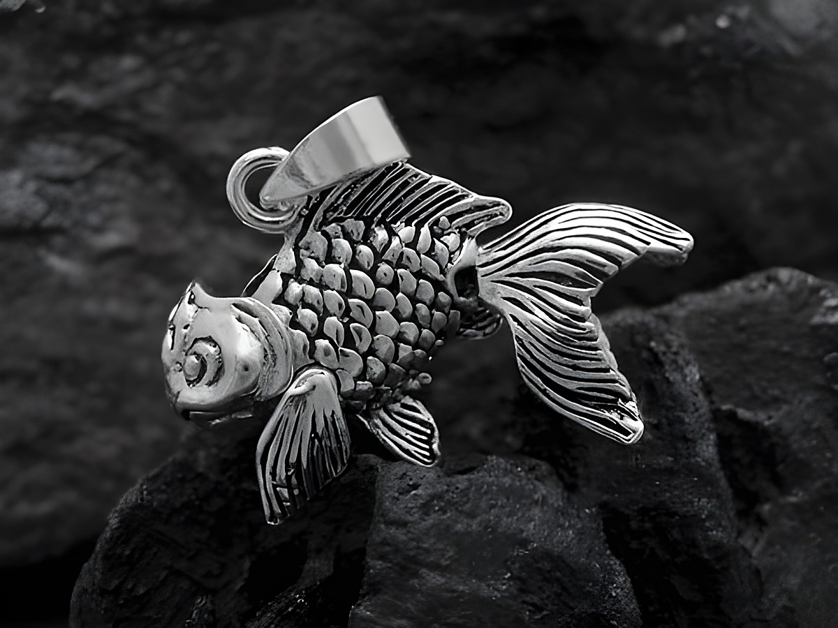 Koi Karpfen Anhänger aus Sterling Silber mit beweglichem Kopf, Flossen und Schwanz, detailreich gestaltet, ideal für Tierliebhaber, Hersteller Juwelier Harnisch.