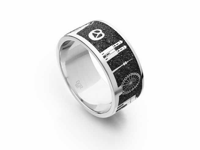 DUR Lavasand Ring Nachtring München R4778.54 aus Sterling Silber in Größe 54, dekoriert mit symbolischen Münchener Motiven auf schwarzem Hintergrund.