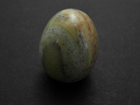 Steinei in Form eines Eies aus grün-grau-braunem Achat, Naturstein, Größe 30 x 22 x 22 mm, Hersteller Juwelier Harnisch, einzigartiges Design mit natürlichen Farbvariationen.