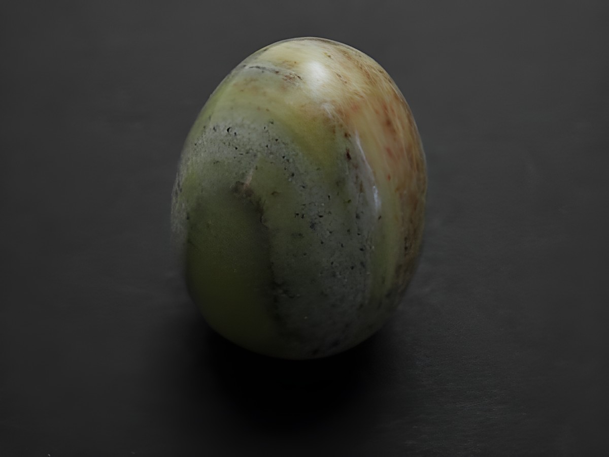 Steinei in Form eines Eies aus grün-grau-braunem Achat, Naturstein, Größe 30 x 22 x 22 mm, Hersteller Juwelier Harnisch, einzigartiges Design mit natürlichen Farbvariationen.