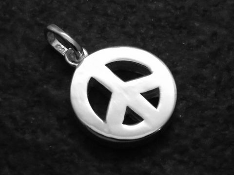 Schlichter Peacezeichen Anhänger aus Sterling Silber von Juwelier Harnisch, gefertigt mit einem runden Design und dem ikonischen Friedenssymbol. Ideal für jeden Anlass.