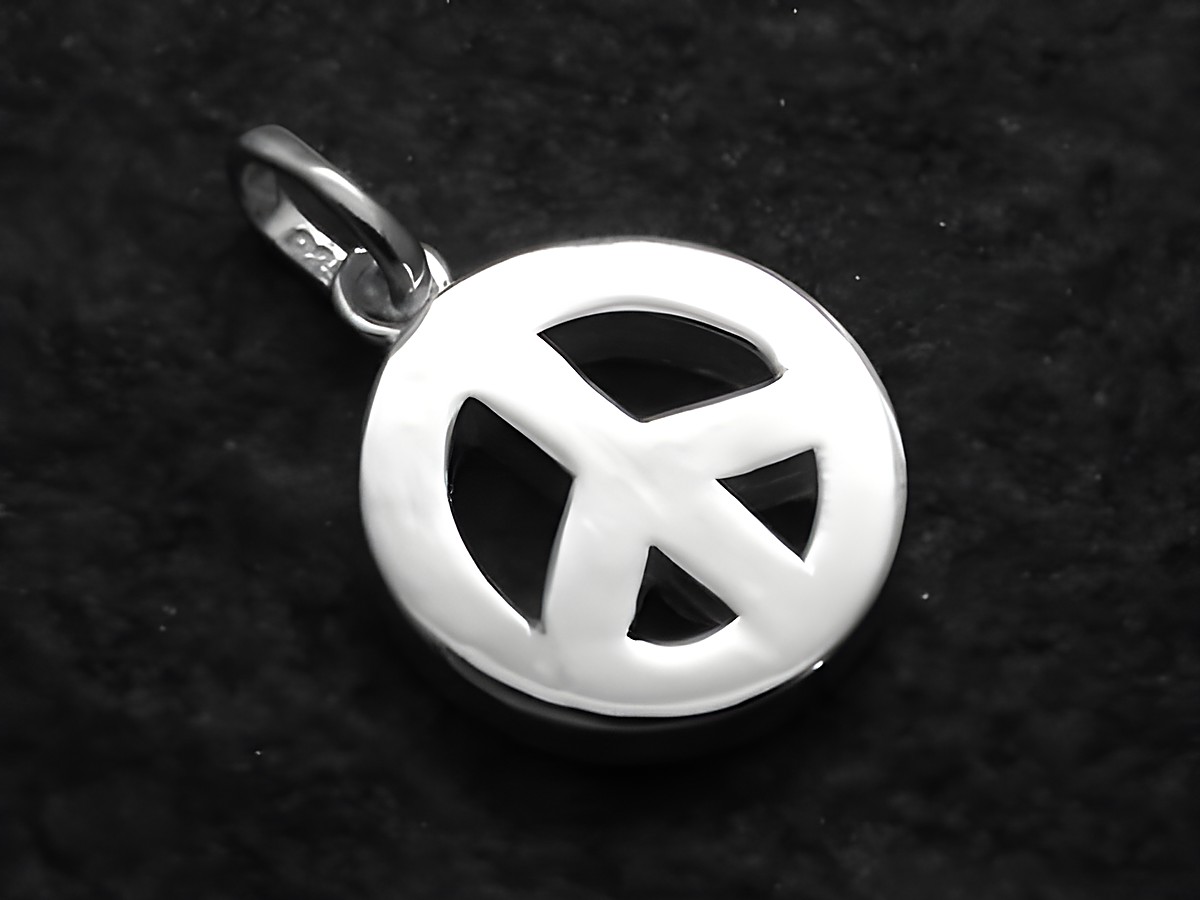 Schlichter Peacezeichen Anhänger aus Sterling Silber von Juwelier Harnisch, gefertigt mit einem runden Design und dem ikonischen Friedenssymbol. Ideal für jeden Anlass.