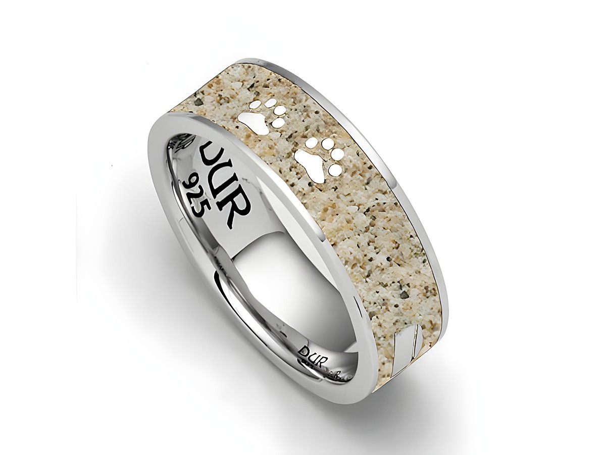 Der Strandring von DUR in Sterling Silber zeigt ein sandfarbenes Design mit zwei Pfotenabdrücken. Der Ring hat die Größe 60 und ist stilvoll und einzigartig gestaltet.