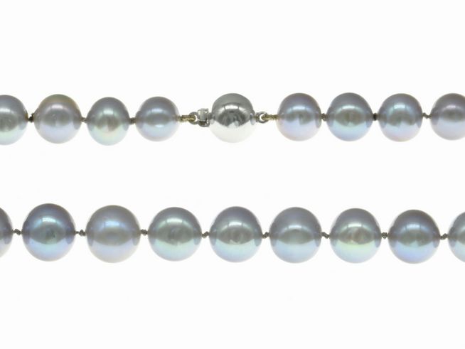 Perlenkette aus Süßwasser-Zuchtperlen in Grau mit einem Durchmesser von 10,5-11,5 mm, Länge 47 cm, mit silbernem Verschluss, Hersteller Juwelier Harnisch, elegant und vielseitig.