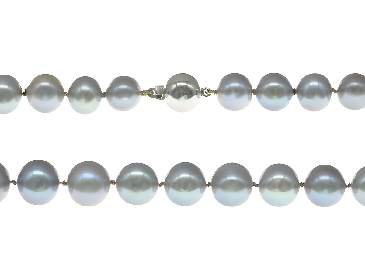 Perlenkette aus Süßwasser-Zuchtperlen in Grau mit einem Durchmesser von 10,5-11,5 mm, Länge 47 cm, mit silbernem Verschluss, Hersteller Juwelier Harnisch, elegant und vielseitig.
