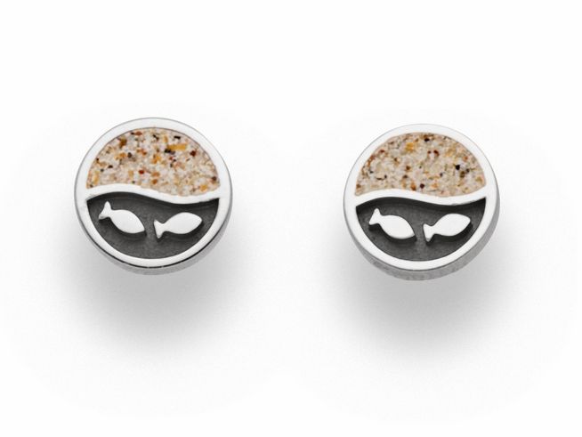 Ohrringe von DUR aus Sterling Silber mit einem Fischschwarm-Motiv. Die runden Ohrstecker zeigen eine Mischung aus sandfarbener Struktur und symbolischen Fischen, ideal für Strandliebhaber.