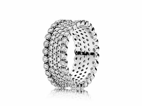Funkelnder Pandora Ring aus Silber, Größe 50 mit mehreren Reihen strahlender, klarer Zirkonia-Steine, elegant und glamourös gestaltet, perfekt für besondere Anlässe.