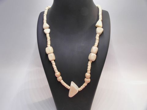 Holzkette aus naturbraunem Holz mit verschiedenen Perlenformen, 31 mm breit und 60 cm lang, vom Juwelier Harnisch, idealer Schmuck für einen natürlichen Look.