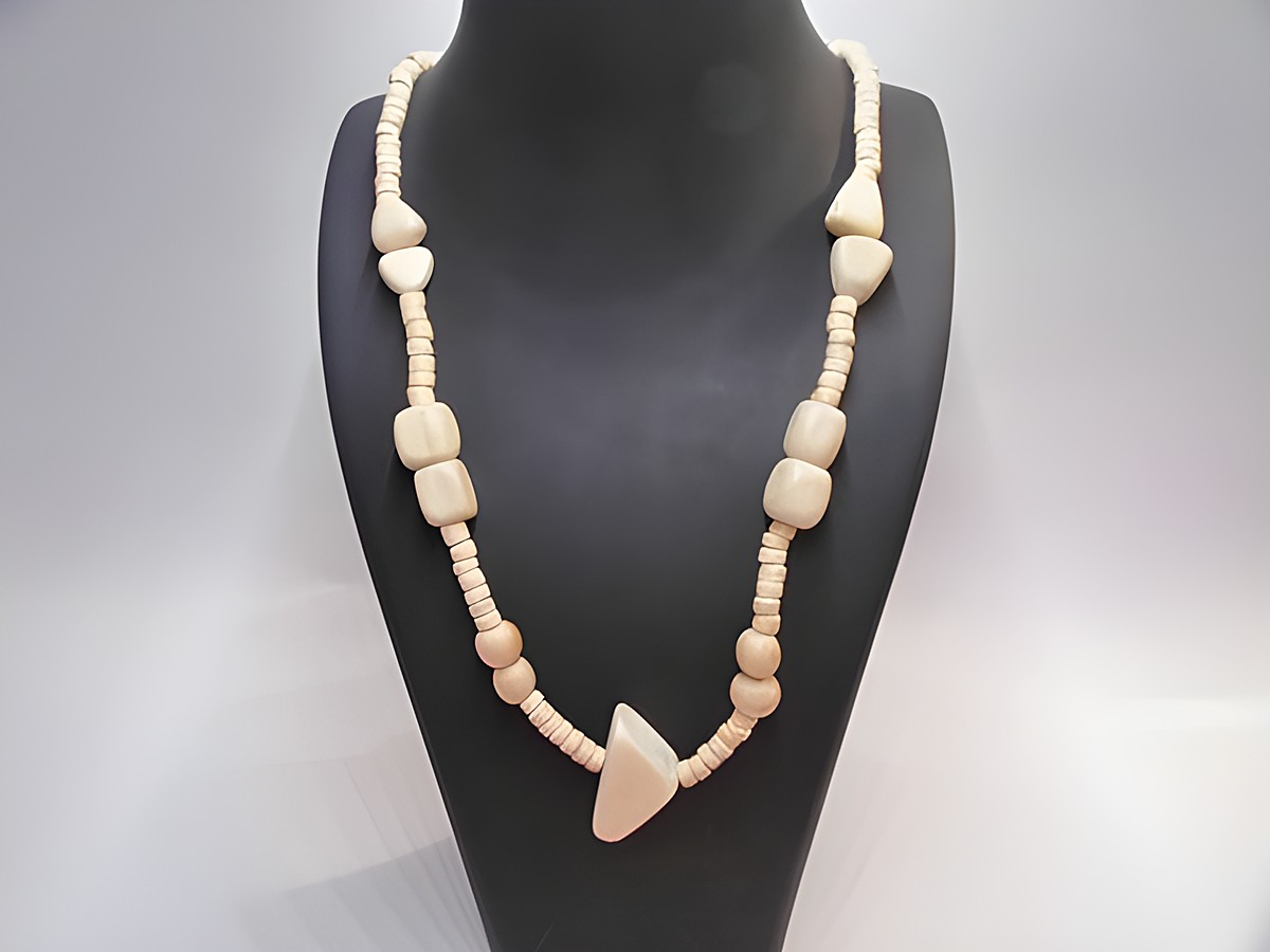 Holzkette aus naturbraunem Holz mit verschiedenen Perlenformen, 31 mm breit und 60 cm lang, vom Juwelier Harnisch, idealer Schmuck für einen natürlichen Look.