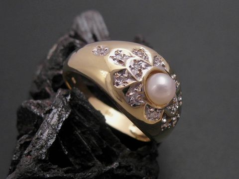 Gold Perlen Ring exquisit Größe 55 mit einer 4,5 mm Zuchtperle und Diamanten, Hersteller Juwelier Harnisch bis Größe 56/18. Elegantes Design auf dunklem Hintergrund.