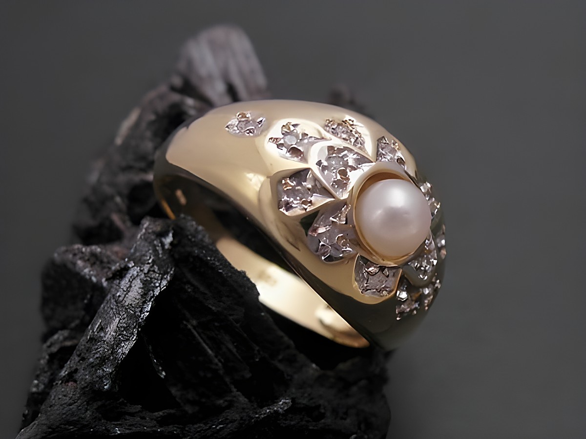 Gold Perlen Ring exquisit Größe 55 mit einer 4,5 mm Zuchtperle und Diamanten, Hersteller Juwelier Harnisch bis Größe 56/18. Elegantes Design auf dunklem Hintergrund.