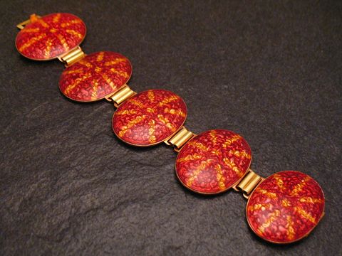 60962-0 Armband 19 cm SUN rot-gelb - Emaille vergoldet, Hersteller Juwelier Harnisch, farbenfrohes Design mit ovalen Elementen und goldfarbener Fassung. Ideal als modisches Accessoire.