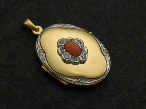Medaillon in bicolor Gold 333 mit koralle rosa Cabochon, umgeben von Brillanten, von Juwelier Harnisch, elegantes und zeitloses Schmuckstück.