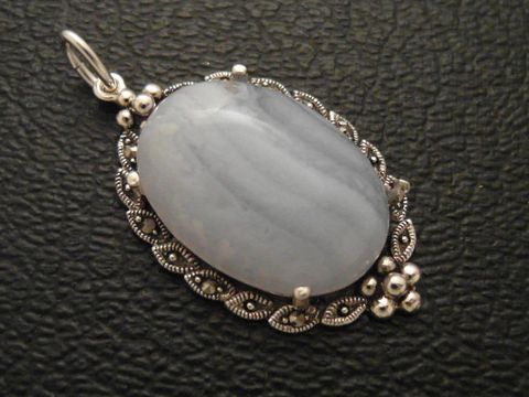 Cabochon Achat hellblau in Silber Medaillon Anhänger, Hersteller Juwelier Harnisch, eleganter Schmuckstein mit feiner Umrandung und kunstvollen Details, ideal für stilvolle Akzente.