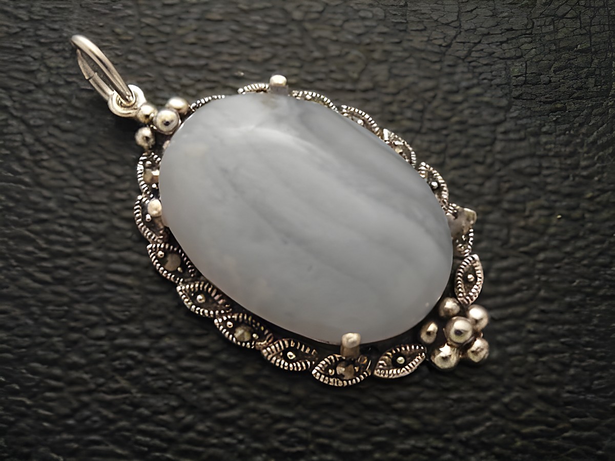 Cabochon Achat hellblau in Silber Medaillon Anhänger, Hersteller Juwelier Harnisch, eleganter Schmuckstein mit feiner Umrandung und kunstvollen Details, ideal für stilvolle Akzente.