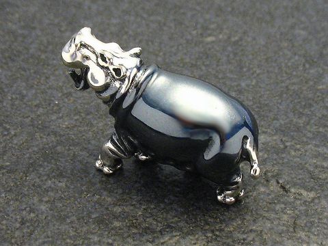 Nilpferd aus Silber stehend, plastisch gestaltet, 28 mm groß, von Hersteller Juwelier Harnisch. Detailreiche Darstellung eines Nilpferds mit glänzender Oberfläche.