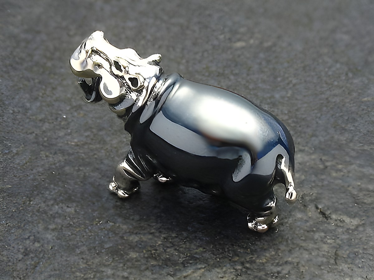 Nilpferd aus Silber stehend, plastisch gestaltet, 28 mm groß, von Hersteller Juwelier Harnisch. Detailreiche Darstellung eines Nilpferds mit glänzender Oberfläche. – Ansicht 2