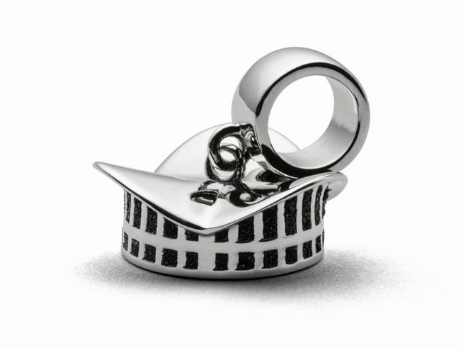 Sterling Silber Charm in Form eines Teepotts aus Warnemünde, mit feinen Details und einer glatten Oberfläche, ideal für eine individuelle Schmuckkollektion von DUR.