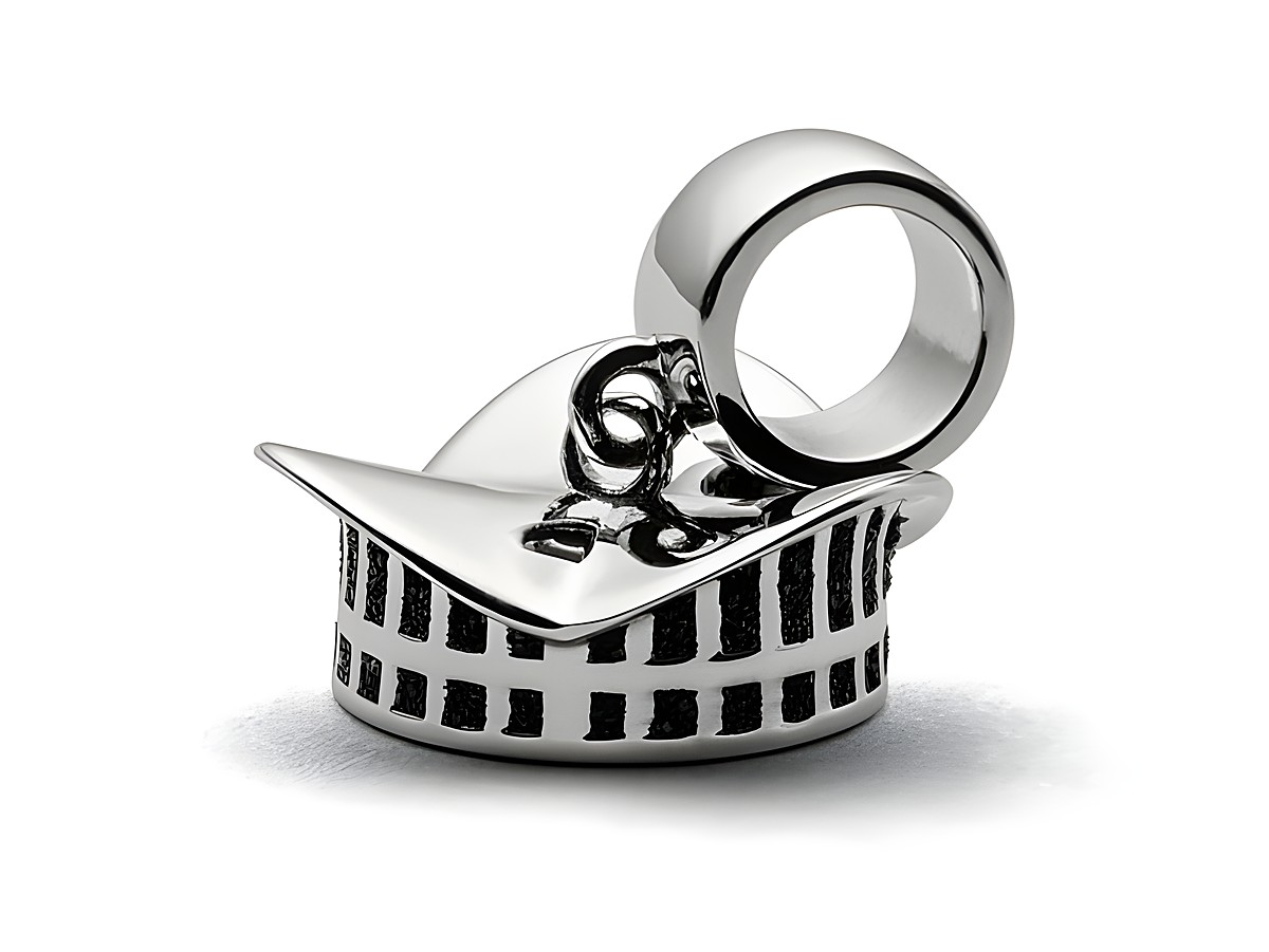 Sterling Silber Charm in Form eines Teepotts aus Warnemünde, mit feinen Details und einer glatten Oberfläche, ideal für eine individuelle Schmuckkollektion von DUR.