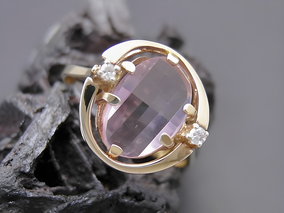 Goldring mit einem ovalen Amethyst und zwei Diamanten, Gold 585, Größe 56, Hersteller Juwelier Harnisch, ein beneidenswertes Schmuckstück.