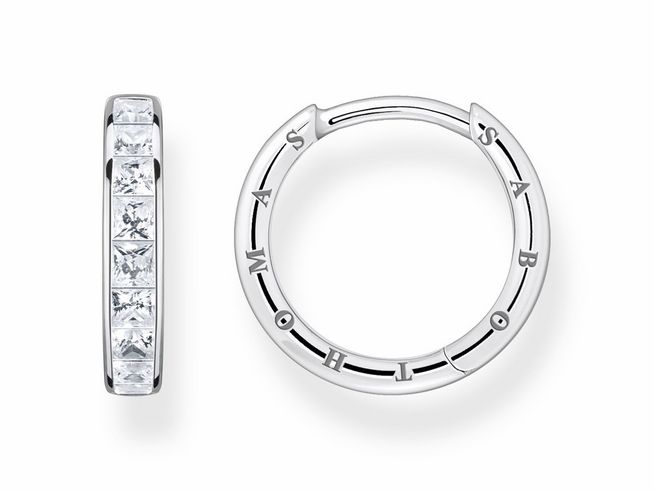 Thomas Sabo Creolen aus Sterling Silber mit weißen Zirkonia, elegantes Design, glitzernde Steine an der Seite, markante Schriftzüge auf der Außenseite, perfekt für besondere Anlässe.