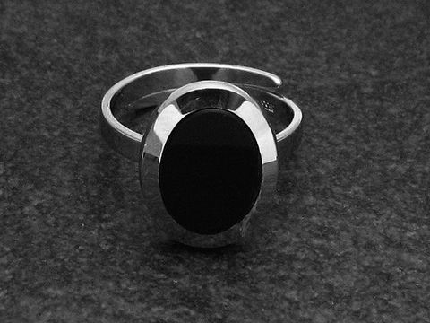 Silberring mit ovalem, verstellbarem Band und schwarzem Onyxstein, rhodiniert, hergestellt von Juwelier Harnisch, elegant und modern im Design.
