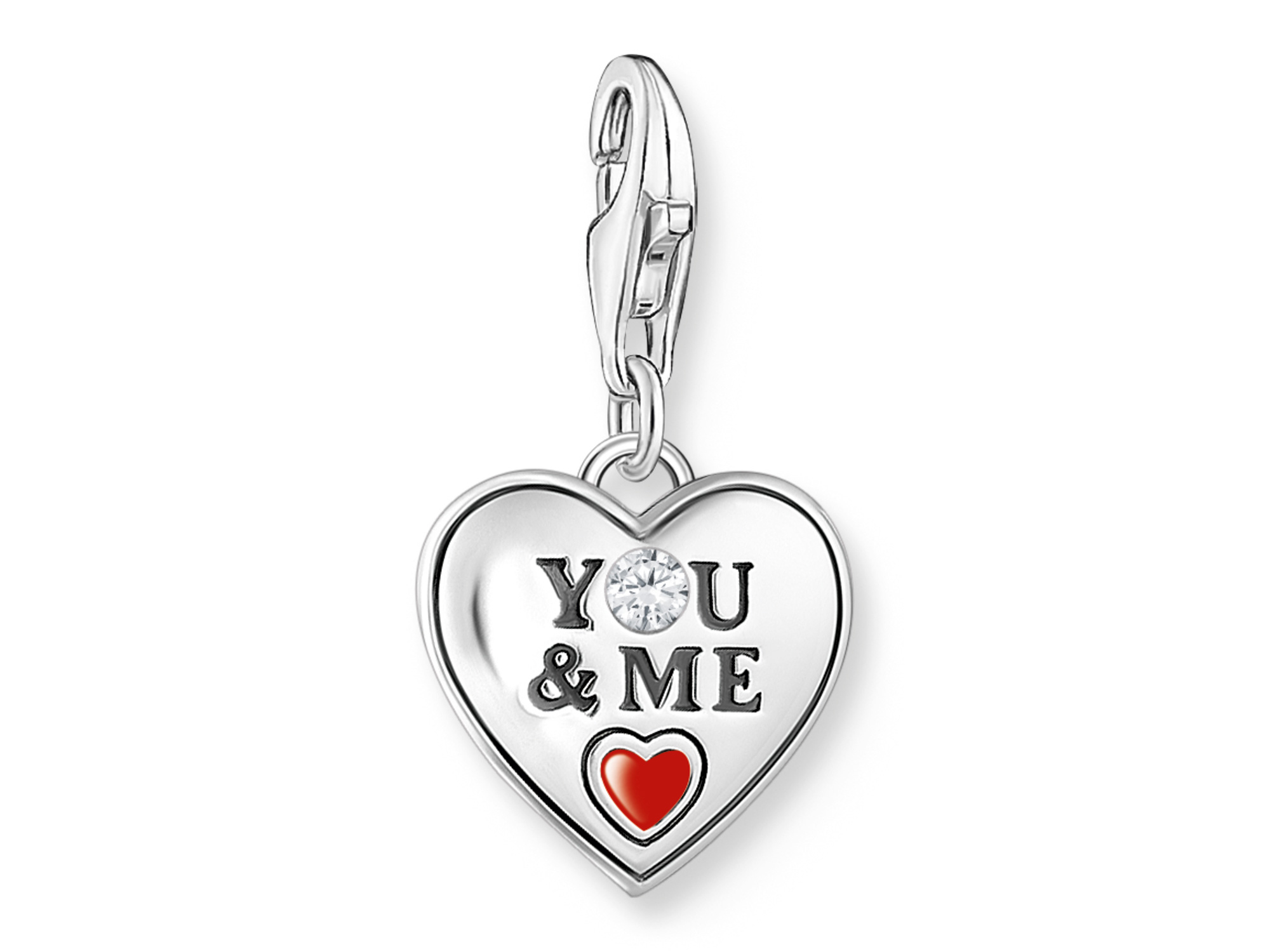 Thomas Sabo Charm-Anhänger in Herzform mit der Aufschrift You & Me, einem funkelnden Stein und rotem Herzen, gefertigt aus Silber, modern und farbenfroh, ideal für persönliche Schmuckstücke.