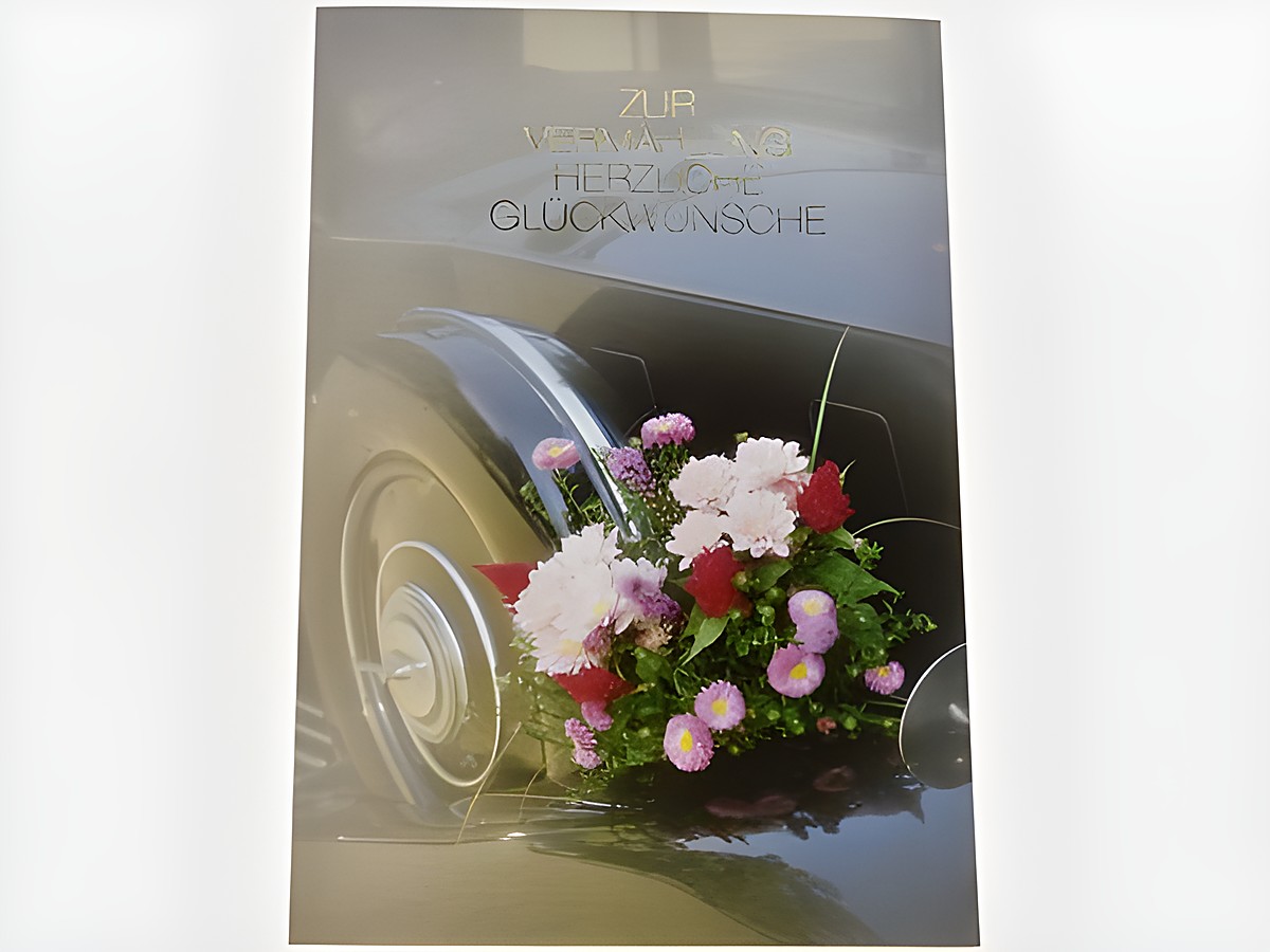 Hochzeitskarte mit einem eleganten Brautauto, geschmückt mit bunten Blumenarrangements in sanften Farben, Hersteller Juwelier Harnisch, ideal für Hochzeitsglückwünsche.