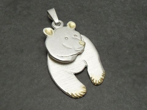 Silber Anhänger in Form eines Bären mit beweglichem Kopf und vergoldeten Details, Hersteller Juwelier Harnisch, ideal für individuelle Schmuckliebhaber.