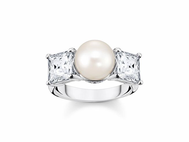Ring aus Sterling Silber mit einer Zuchtperle und zwei Zirkonia-Steinen auf beiden Seiten, Modell Perlentraum, Größe 56 von Thomas Sabo.