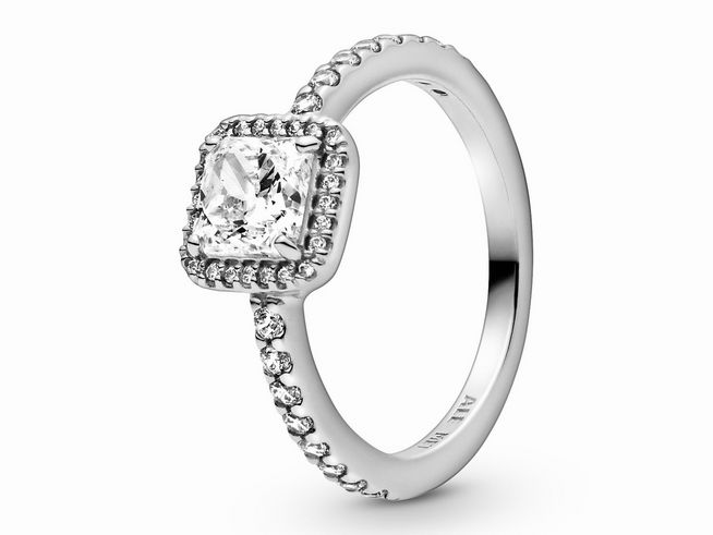 Quadratischer Funkelnder Strahlenkranz Ring von Pandora aus Sterling Silber mit Zirkonia in Größe 58. Der Ring hat einen schlichten, eleganten Stil und ist mit funkelnden Steinen besetzt.