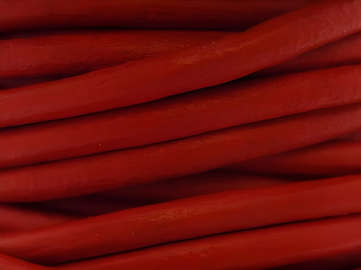 Lederband in Rot mit einer Länge von 29 cm und einer Dicke von 3 mm, ausgestattet mit einem Silber Bajonett des Herstellers Juwelier Harnisch.