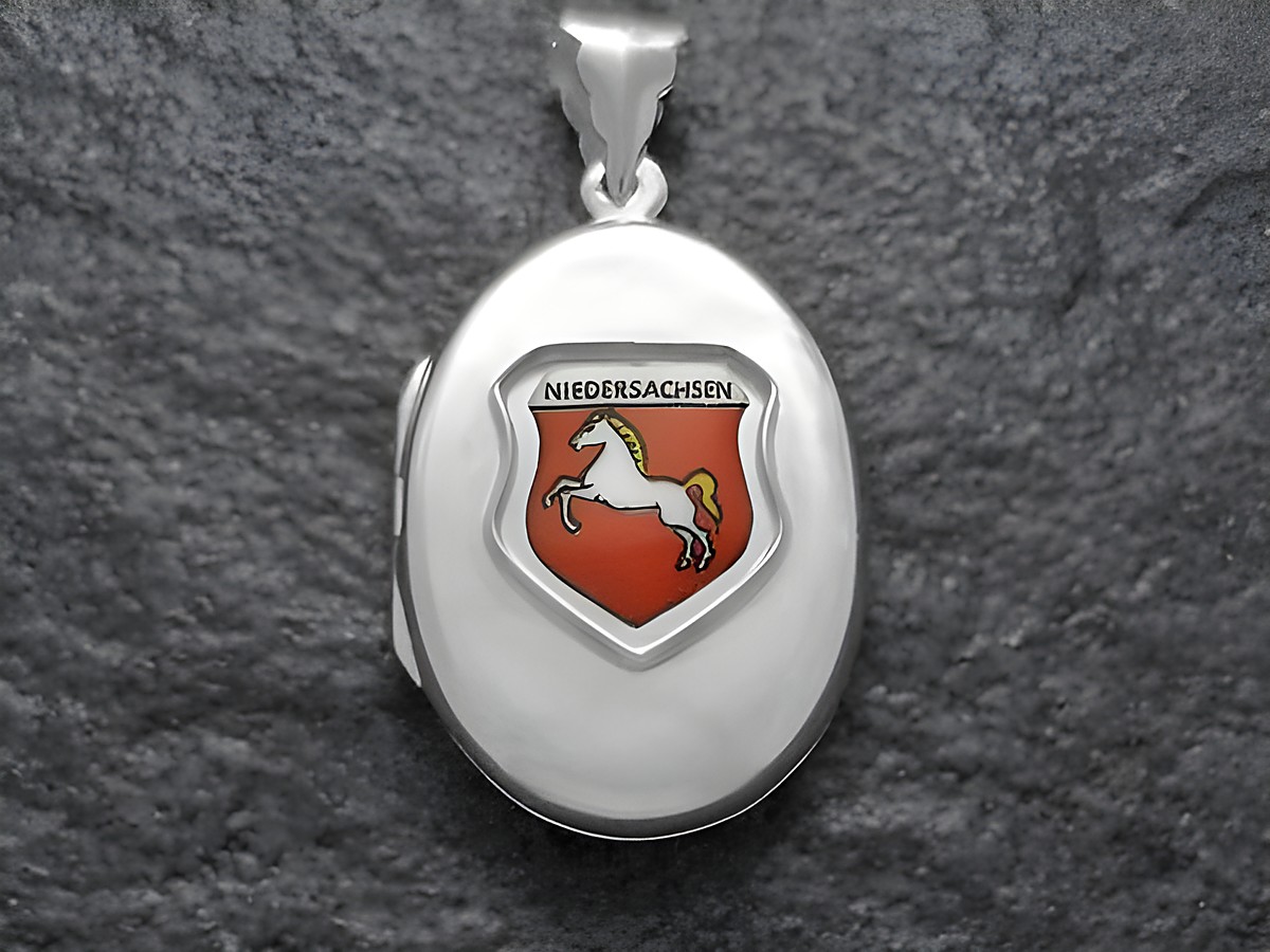 Silbernes Medaillon mit dem Wappen von Niedersachsen, welches ein springendes Pferd auf rotem Hintergrund zeigt, hergestellt von Juwelier Harnisch.