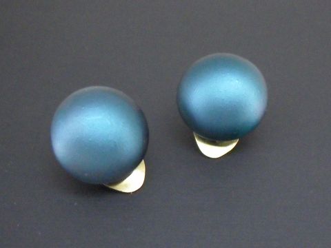 Ohrclip in blau-grün zeitlos mit goldfarbenem Element und seidenmatter, synthetischer Zuchtperle, Hersteller Juwelier Harnisch, elegantes Design für jeden Anlass.