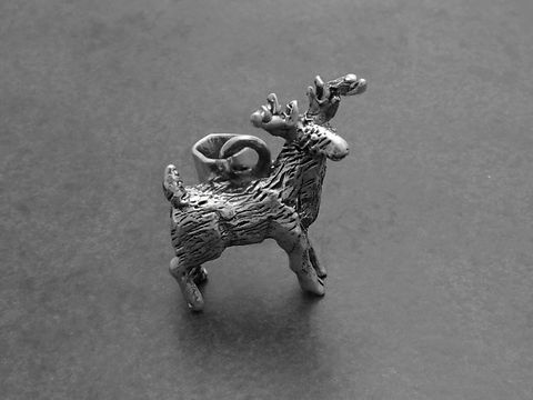 Ein eleganter Hirsch Rothirsch mit Geweih aus 925 Silber als massiver Anhänger, hergestellt von Juwelier Harnisch, symbolisiert die Tierwelt in detailreicher Gestaltung.