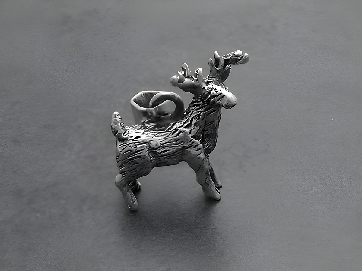 Ein eleganter Hirsch Rothirsch mit Geweih aus 925 Silber als massiver Anhänger, hergestellt von Juwelier Harnisch, symbolisiert die Tierwelt in detailreicher Gestaltung.