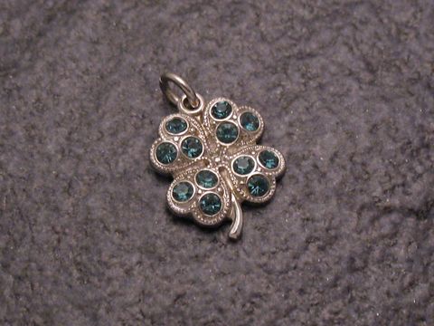 Blauer Strass Anhänger im Kleeblattdesign, sexy City Look, gefertigt von Juwelier Harnisch, ideal für modische Akzente und als besonderes Schmuckstück in weiteren Formen erhältlich.