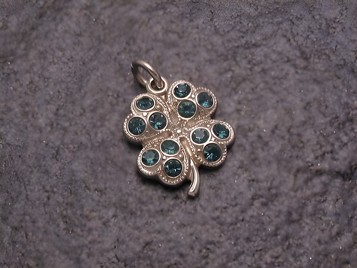 Blauer Strass Anhänger im Kleeblattdesign, sexy City Look, gefertigt von Juwelier Harnisch, ideal für modische Akzente und als besonderes Schmuckstück in weiteren Formen erhältlich.