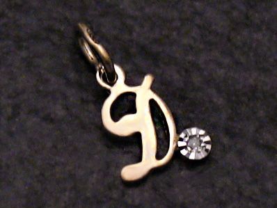 Buchstaben Anhänger D aus Gold 333 mit einem Diamanten, hergestellt von Juwelier Harnisch, elegantes Design, ideal als persönliches Geschenk oder Schmuckstück.