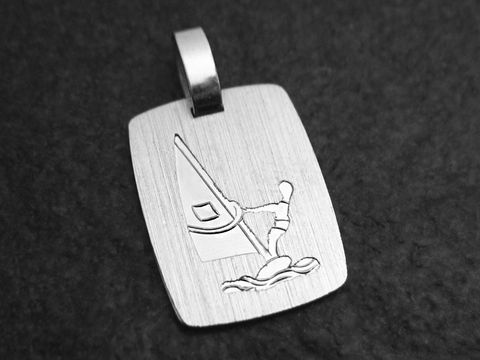 Silber Anhänger mit einem Surfer auf seinem Board, elegant gestreift, ideal als Schmuckstück für Sportbegeisterte, hergestellt von Juwelier Harnisch.