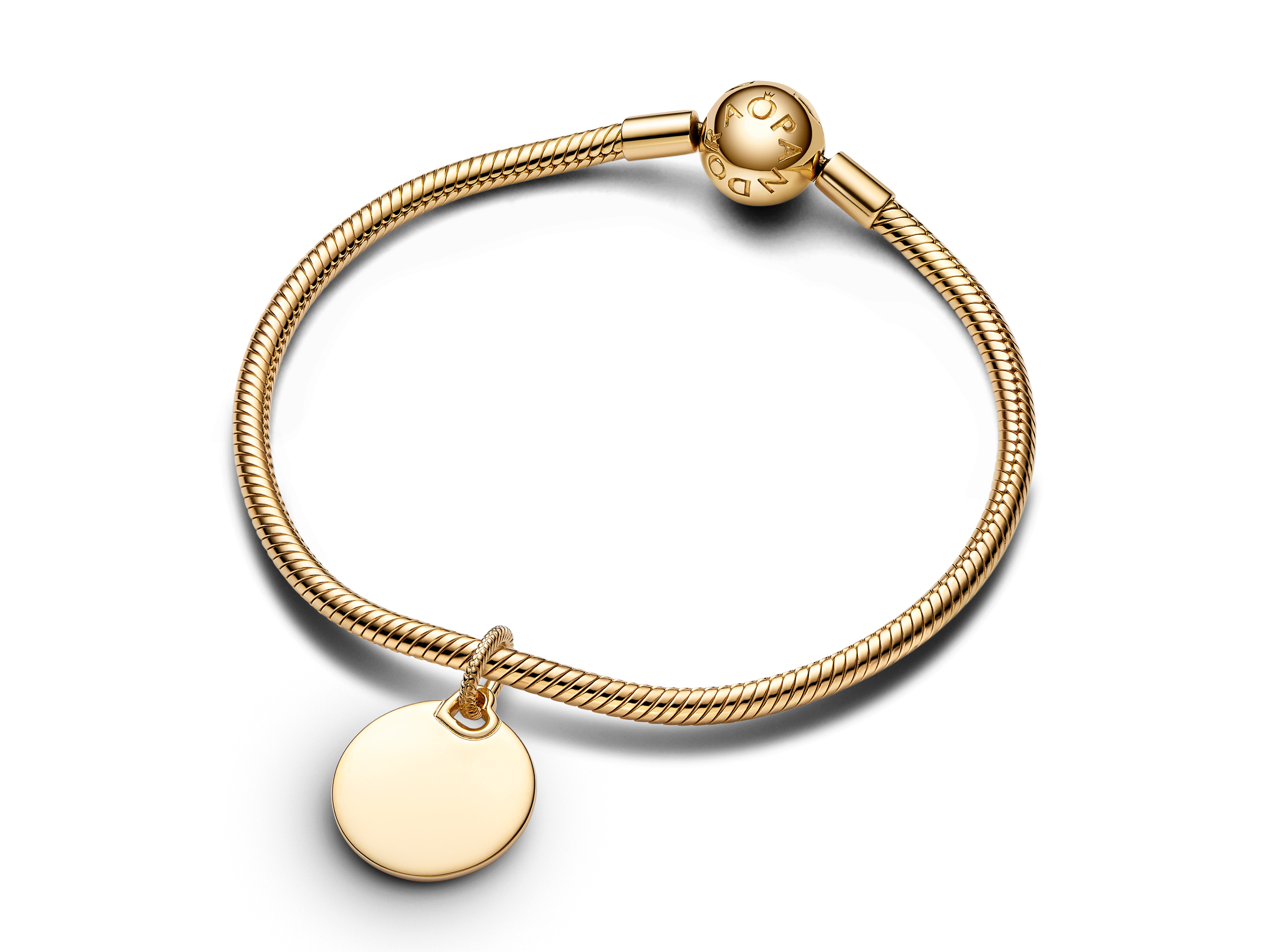 Pandora 368610C00 runder Anhänger Charm in Gelbgold vergoldet an einem geflochtenen Armband mit einem Kugelschloss, elegant und zeitlos gestaltet.