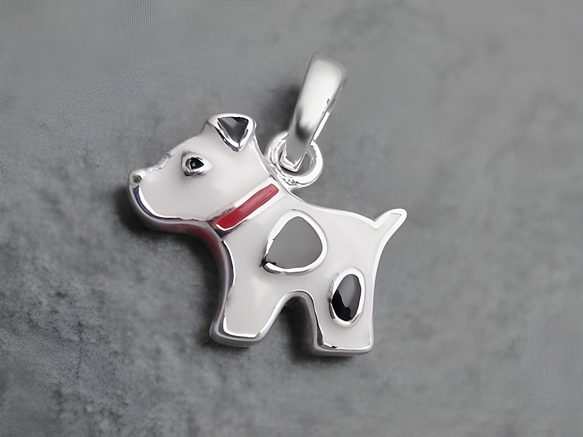 Hündchen Anhänger aus Sterling Silber in den Farben weiß, schwarz und rot, gefertigt von Juwelier Harnisch, tierisches Design mit lackierter Oberfläche.