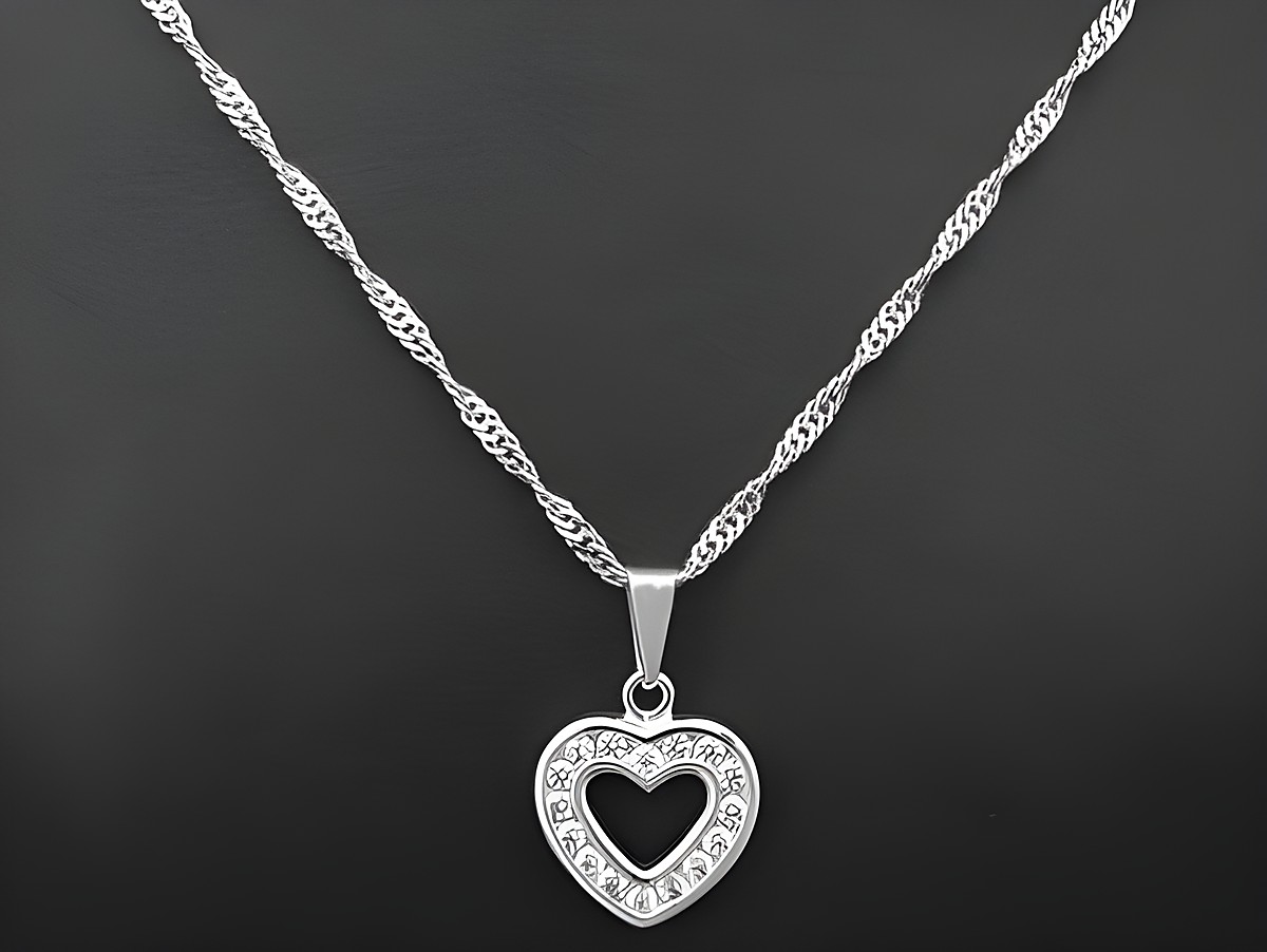 Eine 80 cm lange Sterling Silber rhodinierte Kordelkette im Singapur-Stil mit einem diamantierten Durchmesser von 1,8 mm und einem herzförmigen Anhänger mit Zirkonia-Steinen. – Ansicht 2