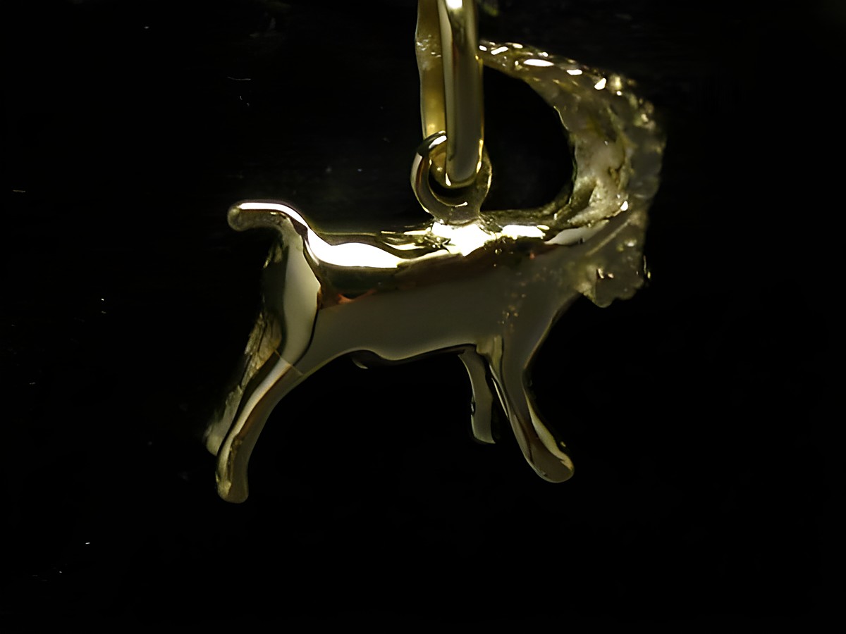 Polierter Goldanhänger des Sternzeichens Steinbock, plastisch gestaltet mit filigranen Details, gefertigt von Juwelier Harnisch, präsentiert das Tier in eleganter Pose.