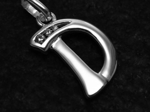 Buchstaben Anhänger D aus Sterling Silber mit Zirkonia, Hersteller Juwelier Harnisch, stilvoll und glänzend, ideal als persönliches Schmuckstück oder Geschenk.