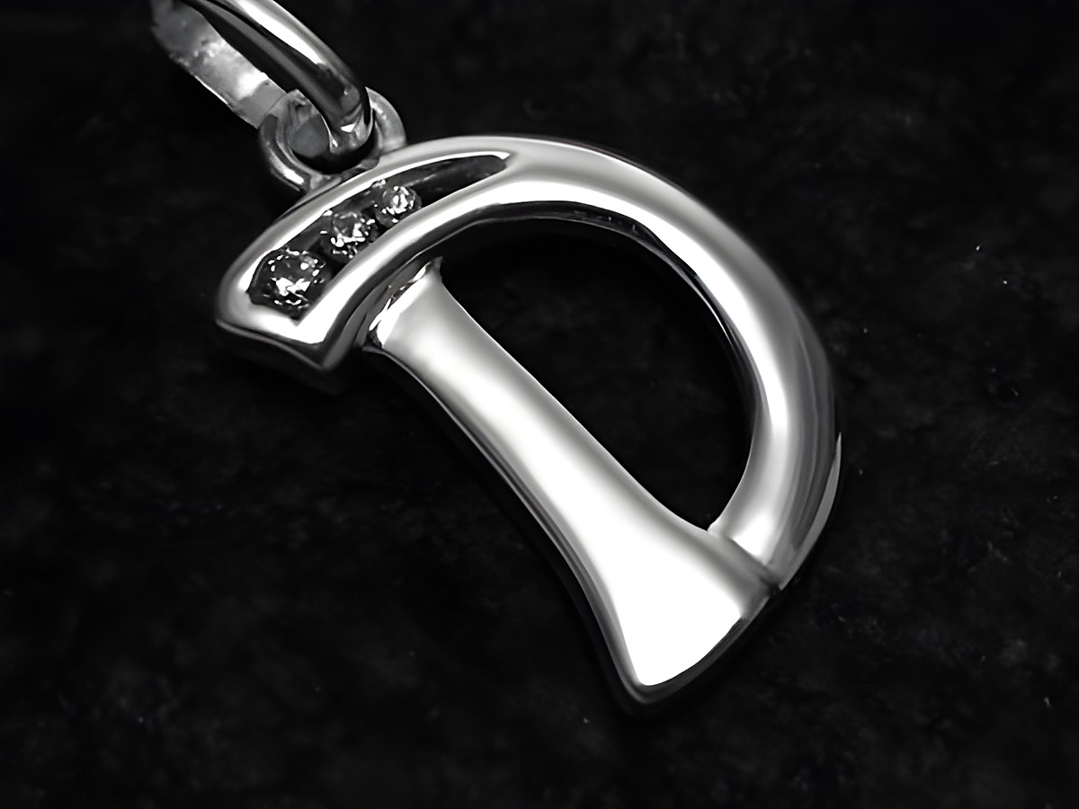 Buchstaben Anhänger D aus Sterling Silber mit Zirkonia, Hersteller Juwelier Harnisch, stilvoll und glänzend, ideal als persönliches Schmuckstück oder Geschenk.