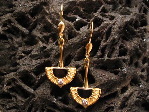 Schicke goldene Ohrhänger mit Onyx und Zirkonia, Hersteller Juwelier Harnisch, elegant gestaltet mit einem besonderen Stein im Zentrum. Ideal für festliche Anlässe.