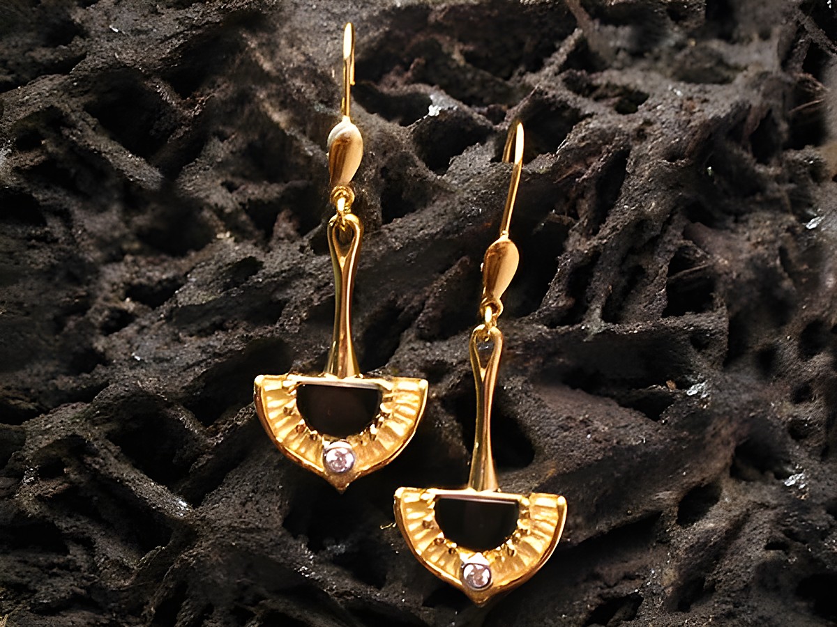 Schicke goldene Ohrhänger mit Onyx und Zirkonia, Hersteller Juwelier Harnisch, elegant gestaltet mit einem besonderen Stein im Zentrum. Ideal für festliche Anlässe.