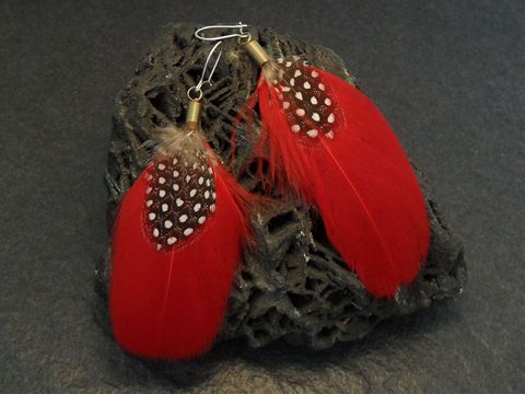 Feder Ohrringe in Rot aus Sterling Silber mit 10 cm langen Ohrbügeln, ohne Stein, präsentiert auf einem dunklen Untergrund. Ideal für einen auffälligen Look.